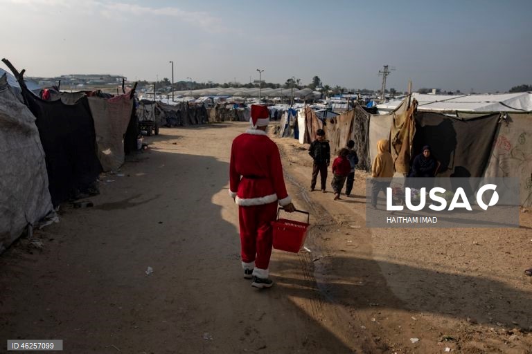 Instituição de caridade entrega alimentos e suprimentos a famílias deslocadas em Khan Yunis, na Faixa de Gaza.