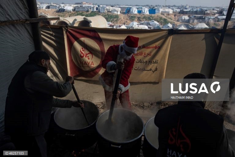 Instituição de caridade entrega alimentos e suprimentos a famílias deslocadas em Khan Yunis, na Faixa de Gaza.