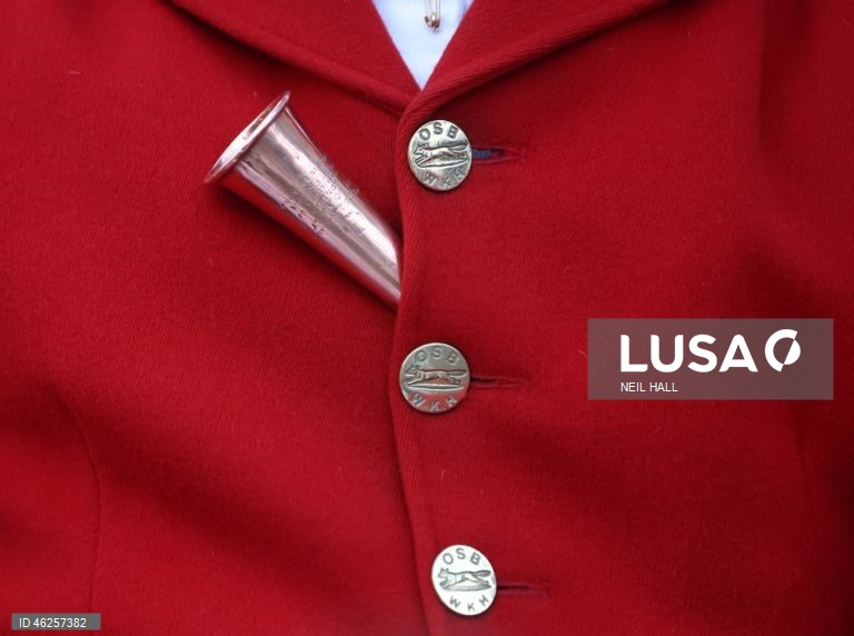 Cavaleiros participam no encontro Old Surrey Burstow e West Kent Boxing Day em Chiddingstone, Grã-Bretanha. A caça com trilhas está prestes a ser proibida na Inglaterra e no País de Gales como parte de uma nova estratégia de bem-estar animal a ser publicada pelo governo do Reino Unido. Desde a proibição da caça à raposa em 2004, caçadas modificadas têm ocorrido usando trilhas perfumadas para os animais seguirem. A caça com cavalos e cães é uma tradição do Boxing Day nas áreas rurais.