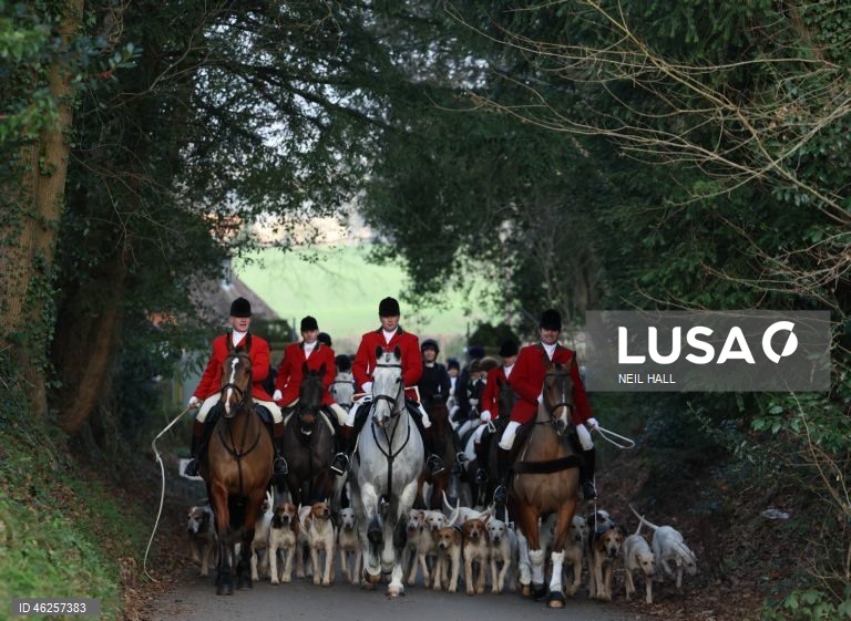 Cavaleiros participam no encontro Old Surrey Burstow e West Kent Boxing Day em Chiddingstone, Grã-Bretanha. A caça com trilhas está prestes a ser proibida na Inglaterra e no País de Gales como parte de uma nova estratégia de bem-estar animal a ser publicada pelo governo do Reino Unido. Desde a proibição da caça à raposa em 2004, caçadas modificadas têm ocorrido usando trilhas perfumadas para os animais seguirem. A caça com cavalos e cães é uma tradição do Boxing Day nas áreas rurais.