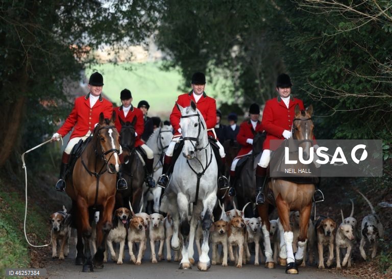 Cavaleiros participam no encontro Old Surrey Burstow e West Kent Boxing Day em Chiddingstone, Grã-Bretanha. A caça com trilhas está prestes a ser proibida na Inglaterra e no País de Gales como parte de uma nova estratégia de bem-estar animal a ser publicada pelo governo do Reino Unido. Desde a proibição da caça à raposa em 2004, caçadas modificadas têm ocorrido usando trilhas perfumadas para os animais seguirem. A caça com cavalos e cães é uma tradição do Boxing Day nas áreas rurais.