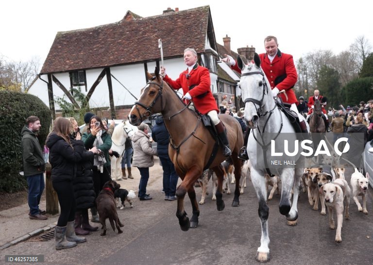 Cavaleiros participam no encontro Old Surrey Burstow e West Kent Boxing Day em Chiddingstone, Grã-Bretanha. A caça com trilhas está prestes a ser proibida na Inglaterra e no País de Gales como parte de uma nova estratégia de bem-estar animal a ser publicada pelo governo do Reino Unido. Desde a proibição da caça à raposa em 2004, caçadas modificadas têm ocorrido usando trilhas perfumadas para os animais seguirem. A caça com cavalos e cães é uma tradição do Boxing Day nas áreas rurais.