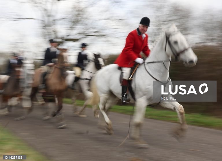 Cavaleiros participam no encontro Old Surrey Burstow e West Kent Boxing Day em Chiddingstone, Grã-Bretanha. A caça com trilhas está prestes a ser proibida na Inglaterra e no País de Gales como parte de uma nova estratégia de bem-estar animal a ser publicada pelo governo do Reino Unido. Desde a proibição da caça à raposa em 2004, caçadas modificadas têm ocorrido usando trilhas perfumadas para os animais seguirem. A caça com cavalos e cães é uma tradição do Boxing Day nas áreas rurais.