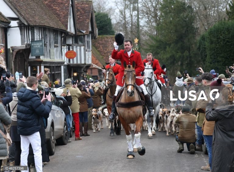 Cavaleiros participam no encontro Old Surrey Burstow e West Kent Boxing Day em Chiddingstone, Grã-Bretanha. A caça com trilhas está prestes a ser proibida na Inglaterra e no País de Gales como parte de uma nova estratégia de bem-estar animal a ser publicada pelo governo do Reino Unido. Desde a proibição da caça à raposa em 2004, caçadas modificadas têm ocorrido usando trilhas perfumadas para os animais seguirem. A caça com cavalos e cães é uma tradição do Boxing Day nas áreas rurais.