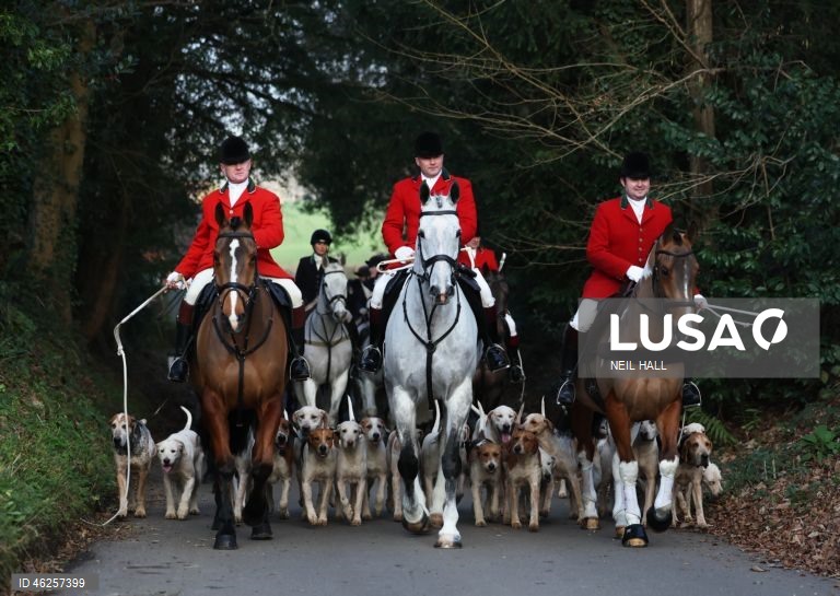 Cavaleiros participam no encontro Old Surrey Burstow e West Kent Boxing Day em Chiddingstone, Grã-Bretanha. A caça com trilhas está prestes a ser proibida na Inglaterra e no País de Gales como parte de uma nova estratégia de bem-estar animal a ser publicada pelo governo do Reino Unido. Desde a proibição da caça à raposa em 2004, caçadas modificadas têm ocorrido usando trilhas perfumadas para os animais seguirem. A caça com cavalos e cães é uma tradição do Boxing Day nas áreas rurais.