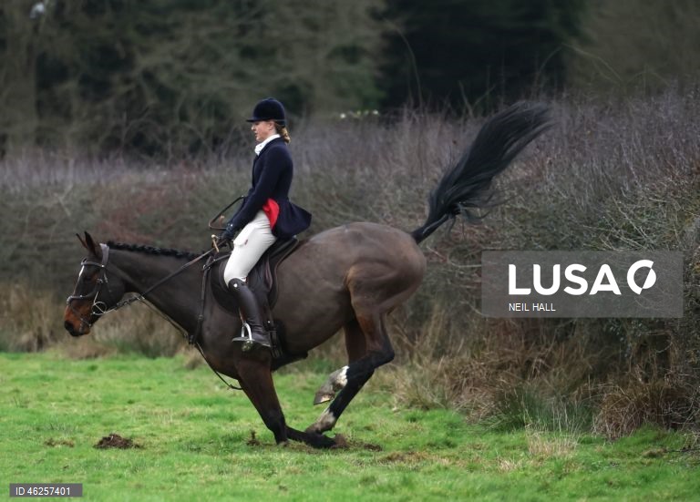 Cavaleiros participam no encontro Old Surrey Burstow e West Kent Boxing Day em Chiddingstone, Grã-Bretanha. A caça com trilhas está prestes a ser proibida na Inglaterra e no País de Gales como parte de uma nova estratégia de bem-estar animal a ser publicada pelo governo do Reino Unido. Desde a proibição da caça à raposa em 2004, caçadas modificadas têm ocorrido usando trilhas perfumadas para os animais seguirem. A caça com cavalos e cães é uma tradição do Boxing Day nas áreas rurais.