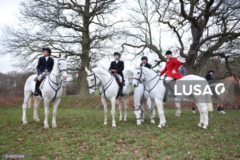 Cavaleiros participam no encontro Old Surrey Burstow e West Kent Boxing Day em Chiddingstone, Grã-Bretanha. A caça com trilhas está prestes a ser proibida na Inglaterra e no País de Gales como parte de uma nova estratégia de bem-estar animal a ser publicada pelo governo do Reino Unido. Desde a proibição da caça à raposa em 2004, caçadas modificadas têm ocorrido usando trilhas perfumadas para os animais seguirem. A caça com cavalos e cães é uma tradição do Boxing Day nas áreas rurais.