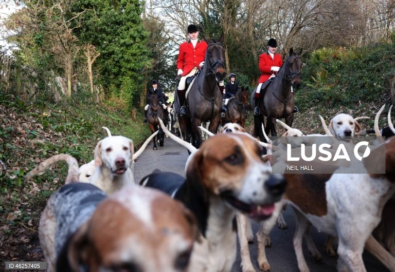 Cavaleiros participam no encontro Old Surrey Burstow e West Kent Boxing Day em Chiddingstone, Grã-Bretanha. A caça com trilhas está prestes a ser proibida na Inglaterra e no País de Gales como parte de uma nova estratégia de bem-estar animal a ser publicada pelo governo do Reino Unido. Desde a proibição da caça à raposa em 2004, caçadas modificadas têm ocorrido usando trilhas perfumadas para os animais seguirem. A caça com cavalos e cães é uma tradição do Boxing Day nas áreas rurais.