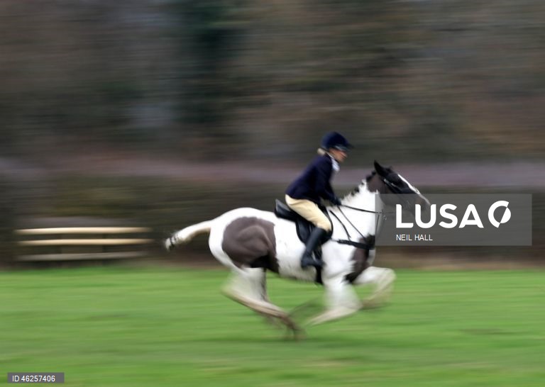 Cavaleiros participam no encontro Old Surrey Burstow e West Kent Boxing Day em Chiddingstone, Grã-Bretanha. A caça com trilhas está prestes a ser proibida na Inglaterra e no País de Gales como parte de uma nova estratégia de bem-estar animal a ser publicada pelo governo do Reino Unido. Desde a proibição da caça à raposa em 2004, caçadas modificadas têm ocorrido usando trilhas perfumadas para os animais seguirem. A caça com cavalos e cães é uma tradição do Boxing Day nas áreas rurais.