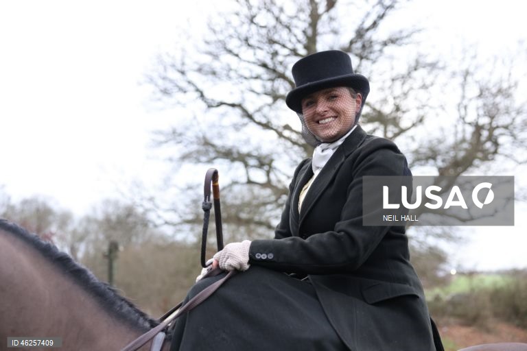 Cavaleiros participam no encontro Old Surrey Burstow e West Kent Boxing Day em Chiddingstone, Grã-Bretanha. A caça com trilhas está prestes a ser proibida na Inglaterra e no País de Gales como parte de uma nova estratégia de bem-estar animal a ser publicada pelo governo do Reino Unido. Desde a proibição da caça à raposa em 2004, caçadas modificadas têm ocorrido usando trilhas perfumadas para os animais seguirem. A caça com cavalos e cães é uma tradição do Boxing Day nas áreas rurais.