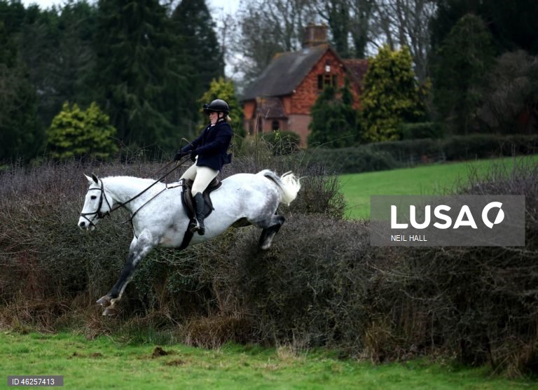 Cavaleiros participam no encontro Old Surrey Burstow e West Kent Boxing Day em Chiddingstone, Grã-Bretanha. A caça com trilhas está prestes a ser proibida na Inglaterra e no País de Gales como parte de uma nova estratégia de bem-estar animal a ser publicada pelo governo do Reino Unido. Desde a proibição da caça à raposa em 2004, caçadas modificadas têm ocorrido usando trilhas perfumadas para os animais seguirem. A caça com cavalos e cães é uma tradição do Boxing Day nas áreas rurais.