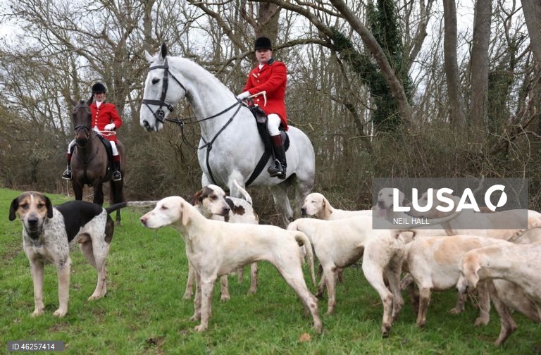 Cavaleiros participam no encontro Old Surrey Burstow e West Kent Boxing Day em Chiddingstone, Grã-Bretanha. A caça com trilhas está prestes a ser proibida na Inglaterra e no País de Gales como parte de uma nova estratégia de bem-estar animal a ser publicada pelo governo do Reino Unido. Desde a proibição da caça à raposa em 2004, caçadas modificadas têm ocorrido usando trilhas perfumadas para os animais seguirem. A caça com cavalos e cães é uma tradição do Boxing Day nas áreas rurais.