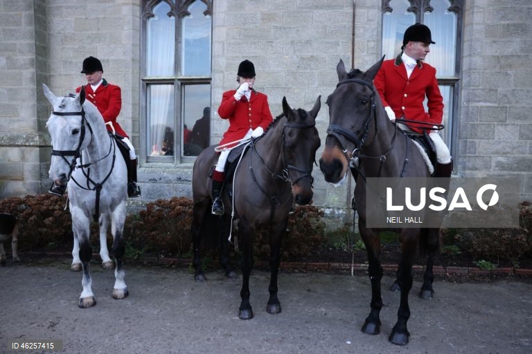 Cavaleiros participam no encontro Old Surrey Burstow e West Kent Boxing Day em Chiddingstone, Grã-Bretanha. A caça com trilhas está prestes a ser proibida na Inglaterra e no País de Gales como parte de uma nova estratégia de bem-estar animal a ser publicada pelo governo do Reino Unido. Desde a proibição da caça à raposa em 2004, caçadas modificadas têm ocorrido usando trilhas perfumadas para os animais seguirem. A caça com cavalos e cães é uma tradição do Boxing Day nas áreas rurais.