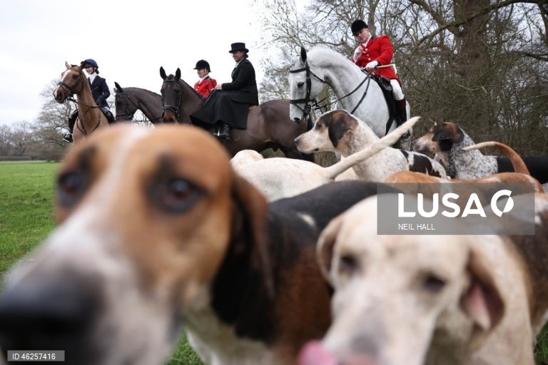 Cavaleiros participam no encontro Old Surrey Burstow e West Kent Boxing Day em Chiddingstone, Grã-Bretanha. A caça com trilhas está prestes a ser proibida na Inglaterra e no País de Gales como parte de uma nova estratégia de bem-estar animal a ser publicada pelo governo do Reino Unido. Desde a proibição da caça à raposa em 2004, caçadas modificadas têm ocorrido usando trilhas perfumadas para os animais seguirem. A caça com cavalos e cães é uma tradição do Boxing Day nas áreas rurais.
