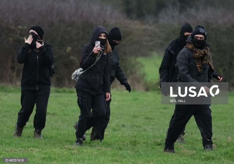 Cavaleiros participam no encontro Old Surrey Burstow e West Kent Boxing Day em Chiddingstone, Grã-Bretanha. A caça com trilhas está prestes a ser proibida na Inglaterra e no País de Gales como parte de uma nova estratégia de bem-estar animal a ser publicada pelo governo do Reino Unido. Desde a proibição da caça à raposa em 2004, caçadas modificadas têm ocorrido usando trilhas perfumadas para os animais seguirem. A caça com cavalos e cães é uma tradição do Boxing Day nas áreas rurais.