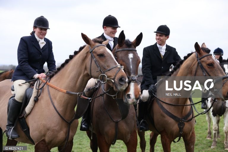 Cavaleiros participam no encontro Old Surrey Burstow e West Kent Boxing Day em Chiddingstone, Grã-Bretanha. A caça com trilhas está prestes a ser proibida na Inglaterra e no País de Gales como parte de uma nova estratégia de bem-estar animal a ser publicada pelo governo do Reino Unido. Desde a proibição da caça à raposa em 2004, caçadas modificadas têm ocorrido usando trilhas perfumadas para os animais seguirem. A caça com cavalos e cães é uma tradição do Boxing Day nas áreas rurais.