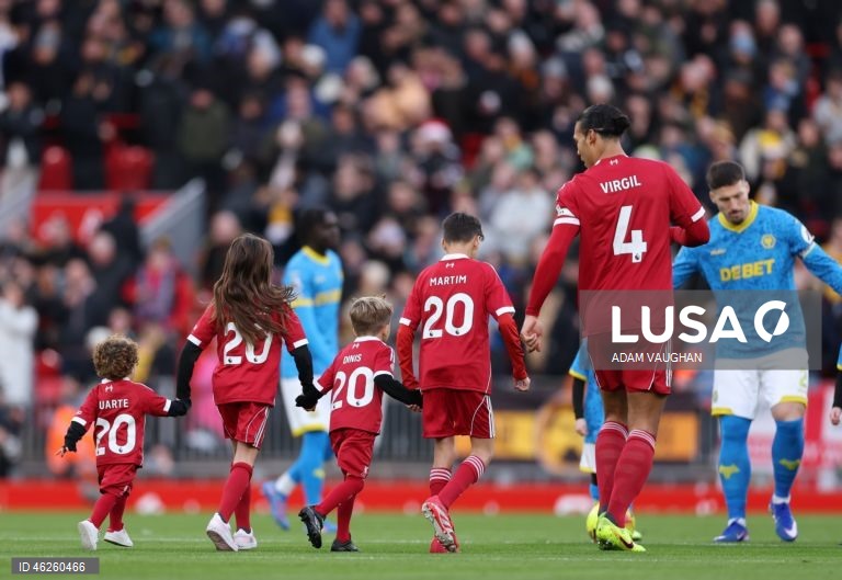 Dois dos filhos do ex-jogador do Liverpool e do Wolverhampton, Diogo Jota, Dinis  e Duarte, caminham pelo campo antes da partida da Premier League inglesa entre o Liverpool FC e o Wolverhampton Wanderers, em Liverpool, Grã-Bretanha.
