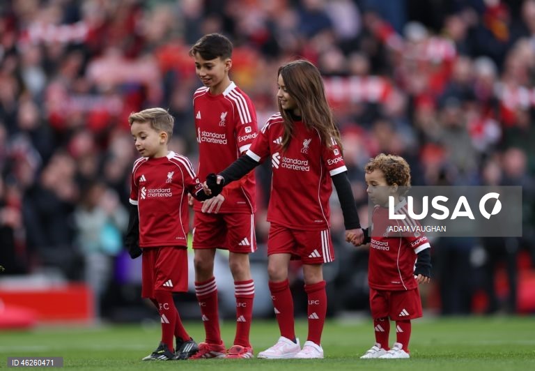 Dois dos filhos do ex-jogador do Liverpool e do Wolverhampton, Diogo Jota, Dinis  e Duarte, caminham pelo campo antes da partida da Premier League inglesa entre o Liverpool FC e o Wolverhampton Wanderers, em Liverpool, Grã-Bretanha.