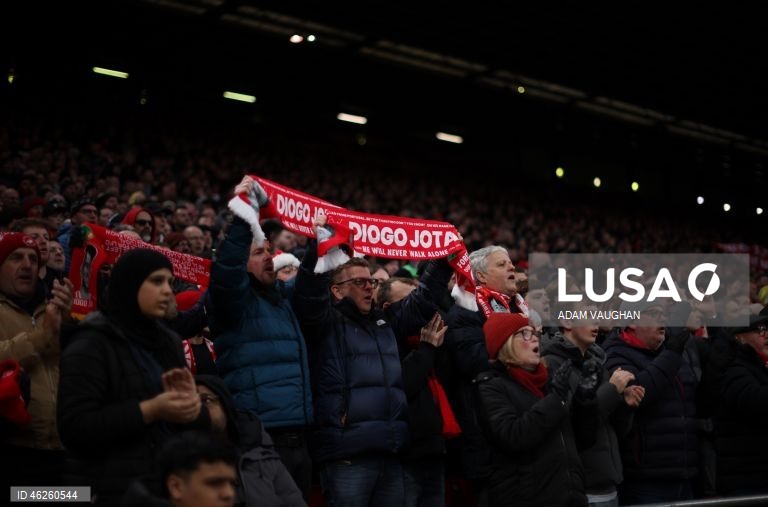 Dois dos filhos do ex-jogador do Liverpool e do Wolverhampton, Diogo Jota, Dinis  e Duarte, caminham pelo campo antes da partida da Premier League inglesa entre o Liverpool FC e o Wolverhampton Wanderers, em Liverpool, Grã-Bretanha.