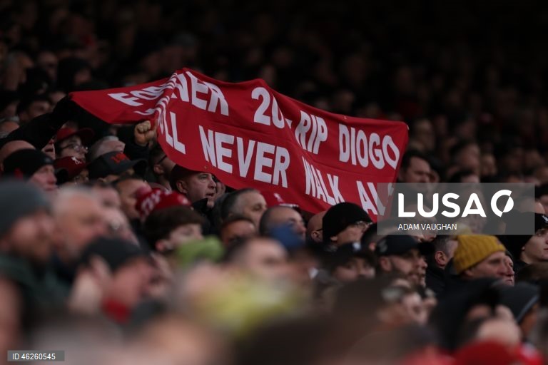 Dois dos filhos do ex-jogador do Liverpool e do Wolverhampton, Diogo Jota, Dinis  e Duarte, caminham pelo campo antes da partida da Premier League inglesa entre o Liverpool FC e o Wolverhampton Wanderers, em Liverpool, Grã-Bretanha.