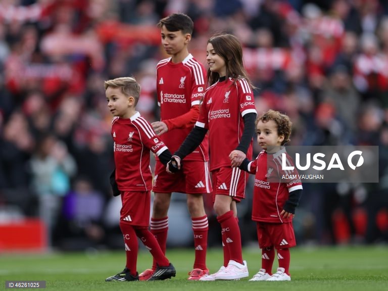 Dois dos filhos do ex-jogador do Liverpool e do Wolverhampton, Diogo Jota, Dinis  e Duarte, caminham pelo campo antes da partida da Premier League inglesa entre o Liverpool FC e o Wolverhampton Wanderers, em Liverpool, Grã-Bretanha.