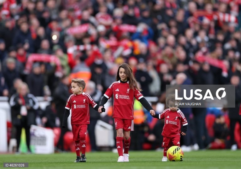 Dois dos filhos do ex-jogador do Liverpool e do Wolverhampton, Diogo Jota, Dinis  e Duarte, caminham pelo campo antes da partida da Premier League inglesa entre o Liverpool FC e o Wolverhampton Wanderers, em Liverpool, Grã-Bretanha.