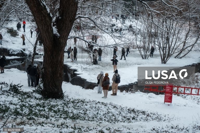 Pessoas aproveitam o clima de inverno no Central Park, em Nova Iorque, Nova Iorque, EUA. O pior da tempestade de inverno prevista não atingiu a cidade, mas a queda de neve foi a maior desde janeiro de 2022, com mais de 10 cm de neve, de acordo com o Serviço Nacional de Meteorologia.