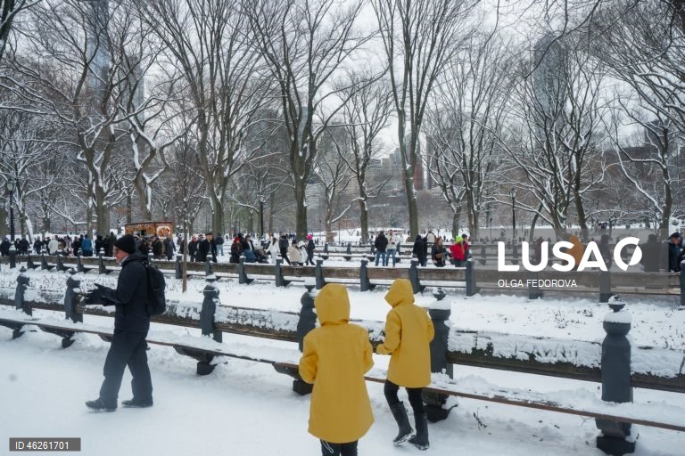 Pessoas aproveitam o clima de inverno no Central Park, em Nova Iorque, Nova Iorque, EUA. O pior da tempestade de inverno prevista não atingiu a cidade, mas a queda de neve foi a maior desde janeiro de 2022, com mais de 10 cm de neve, de acordo com o Serviço Nacional de Meteorologia.