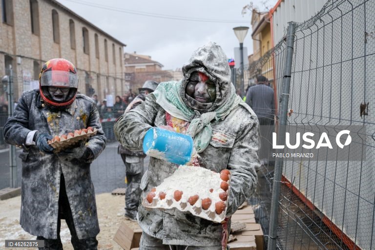 Moradores fantasiados atiram ovos e farinha uns aos outros enquanto participam numa batalha de farinha chamada «Els Enfarinants» (Os Enfarinados) na cidade de Ibi, Alicante, leste de Espanha. Esta batalha é uma tradição que remonta ao século XIX e é realizada todos os anos no dia 28 de dezembro, que é o Dia da Mentira espanhol. 