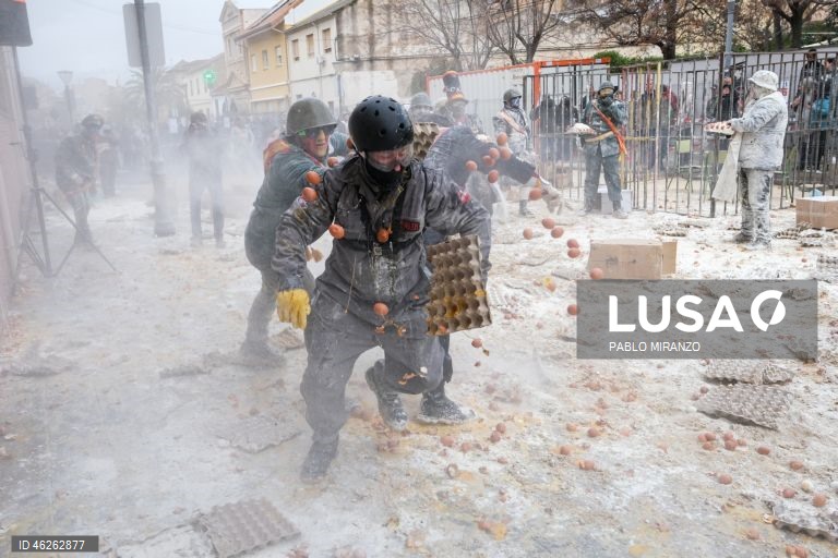 Moradores fantasiados atiram ovos e farinha uns aos outros enquanto participam numa batalha de farinha chamada «Els Enfarinants» (Os Enfarinados) na cidade de Ibi, Alicante, leste de Espanha. Esta batalha é uma tradição que remonta ao século XIX e é realizada todos os anos no dia 28 de dezembro, que é o Dia da Mentira espanhol. 