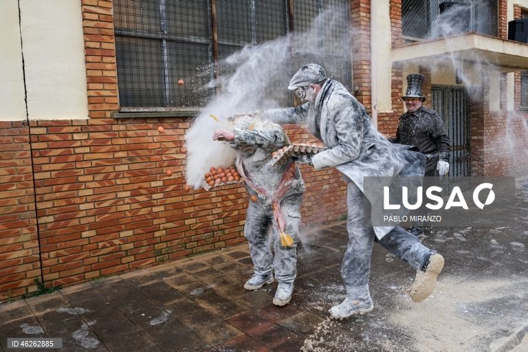 Moradores fantasiados atiram ovos e farinha uns aos outros enquanto participam numa batalha de farinha chamada «Els Enfarinants» (Os Enfarinados) na cidade de Ibi, Alicante, leste de Espanha. Esta batalha é uma tradição que remonta ao século XIX e é realizada todos os anos no dia 28 de dezembro, que é o Dia da Mentira espanhol. 