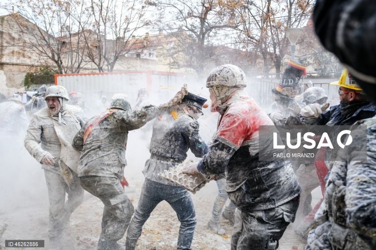 Moradores fantasiados atiram ovos e farinha uns aos outros enquanto participam numa batalha de farinha chamada «Els Enfarinants» (Os Enfarinados) na cidade de Ibi, Alicante, leste de Espanha. Esta batalha é uma tradição que remonta ao século XIX e é realizada todos os anos no dia 28 de dezembro, que é o Dia da Mentira espanhol. 