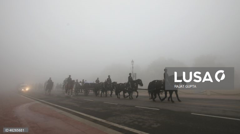 Índia: Uma espessa camada de poluição cobre Nova Deli