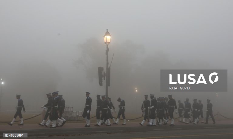 Índia: Uma espessa camada de poluição cobre Nova Deli