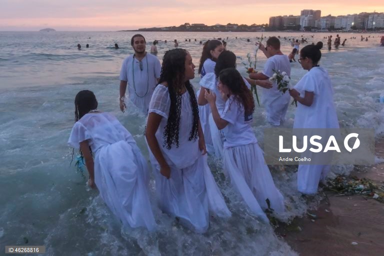 Brasil: Cerimónia em honra de Iemanjá no Rio de Janeiro
