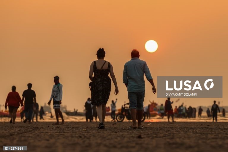 Pôr do sol de Ano Novo na praia de Mumbai.