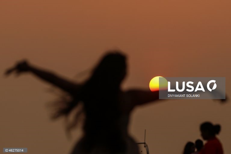 Pôr do sol de Ano Novo na praia de Mumbai.