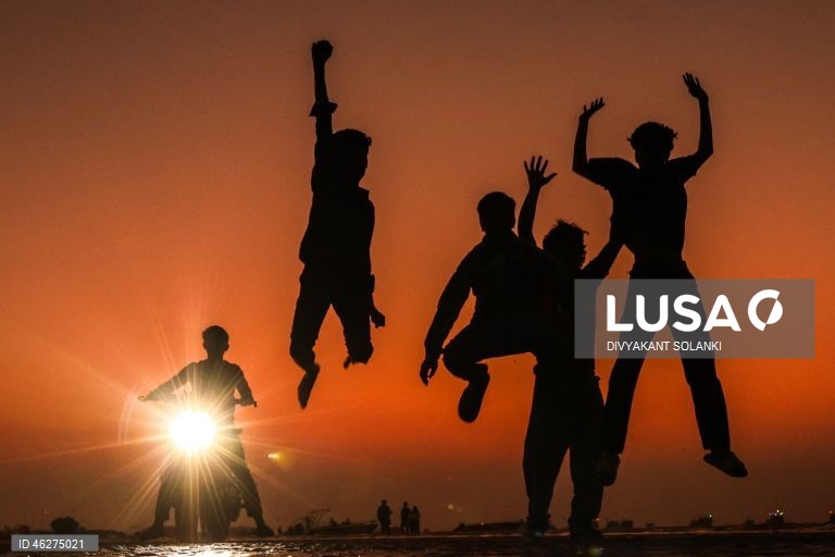 Pôr do sol de Ano Novo na praia de Mumbai.