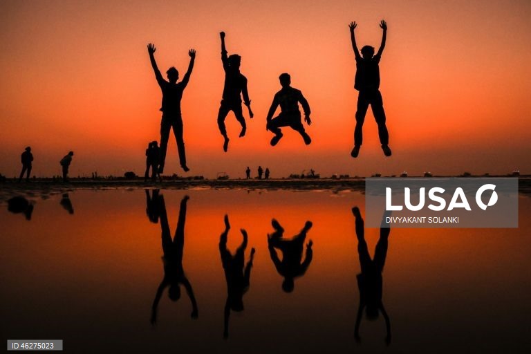 Pôr do sol de Ano Novo na praia de Mumbai.