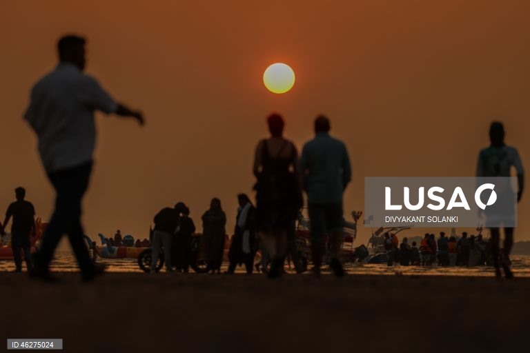 Pôr do sol de Ano Novo na praia de Mumbai.