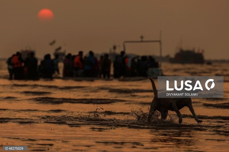 Pôr do sol de Ano Novo na praia de Mumbai.