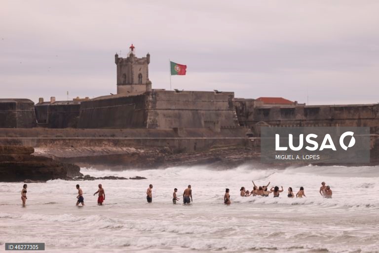 Primeiro banho de celebração do Novo Ano, em Carcavelos.