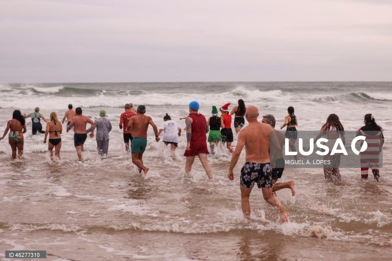 Primeiro banho de celebração do Novo Ano, em Carcavelos.