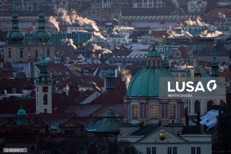 Temperaturas geladas em Praga. De acordo com o Instituto Hidrometeorológico Checo, à noite e no início da manhã, as temperaturas cairão para até 14 graus Celsius negativos na República Checa.