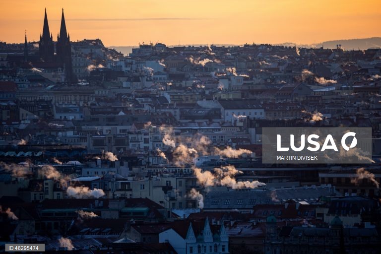 Temperaturas geladas em Praga. De acordo com o Instituto Hidrometeorológico Checo, à noite e no início da manhã, as temperaturas cairão para até 14 graus Celsius negativos na República Checa.