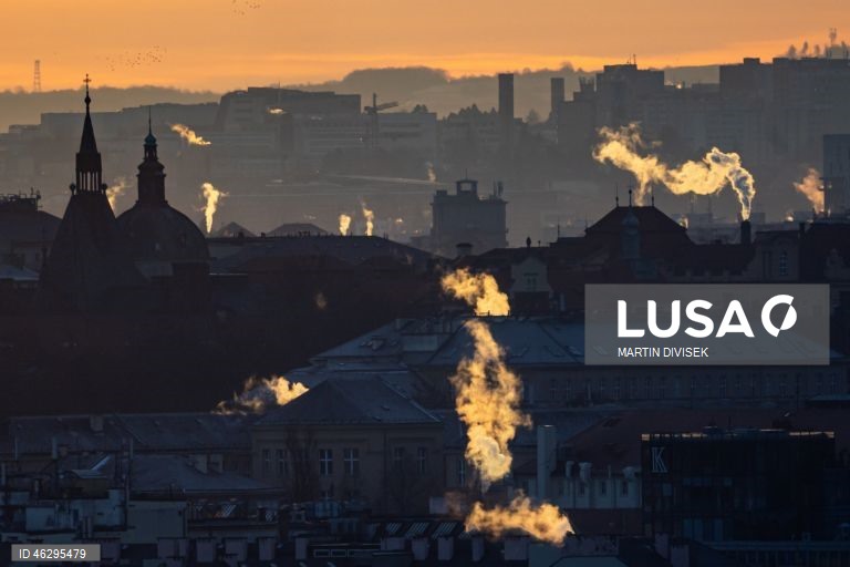 Temperaturas geladas em Praga. De acordo com o Instituto Hidrometeorológico Checo, à noite e no início da manhã, as temperaturas cairão para até 14 graus Celsius negativos na República Checa.