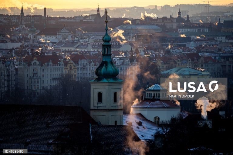 Temperaturas geladas em Praga. De acordo com o Instituto Hidrometeorológico Checo, à noite e no início da manhã, as temperaturas cairão para até 14 graus Celsius negativos na República Checa.
