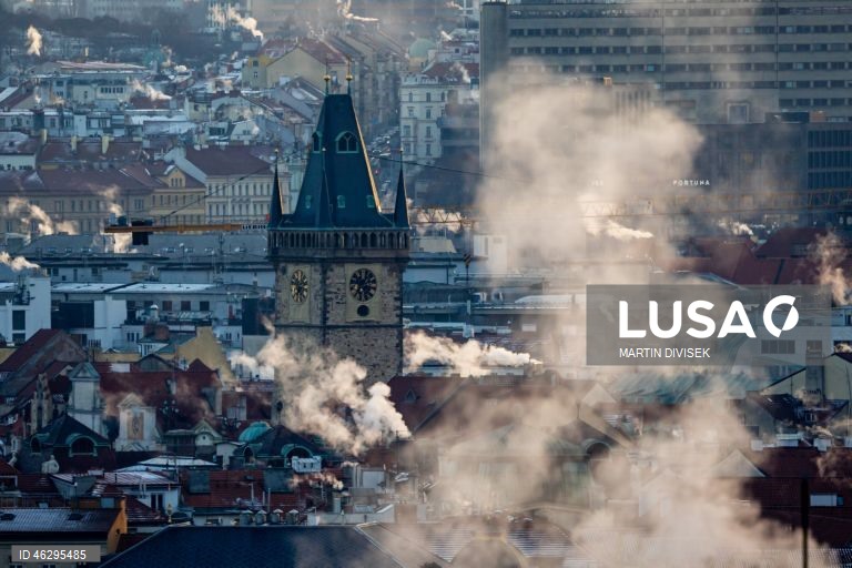 Temperaturas geladas em Praga. De acordo com o Instituto Hidrometeorológico Checo, à noite e no início da manhã, as temperaturas cairão para até 14 graus Celsius negativos na República Checa.