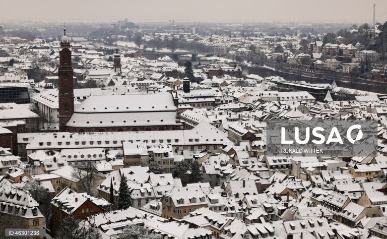 Alemanha: A neve cobre os telhados da cidade velha de Heidelberg
