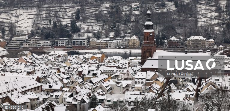 Alemanha: A neve cobre os telhados da cidade velha de Heidelberg